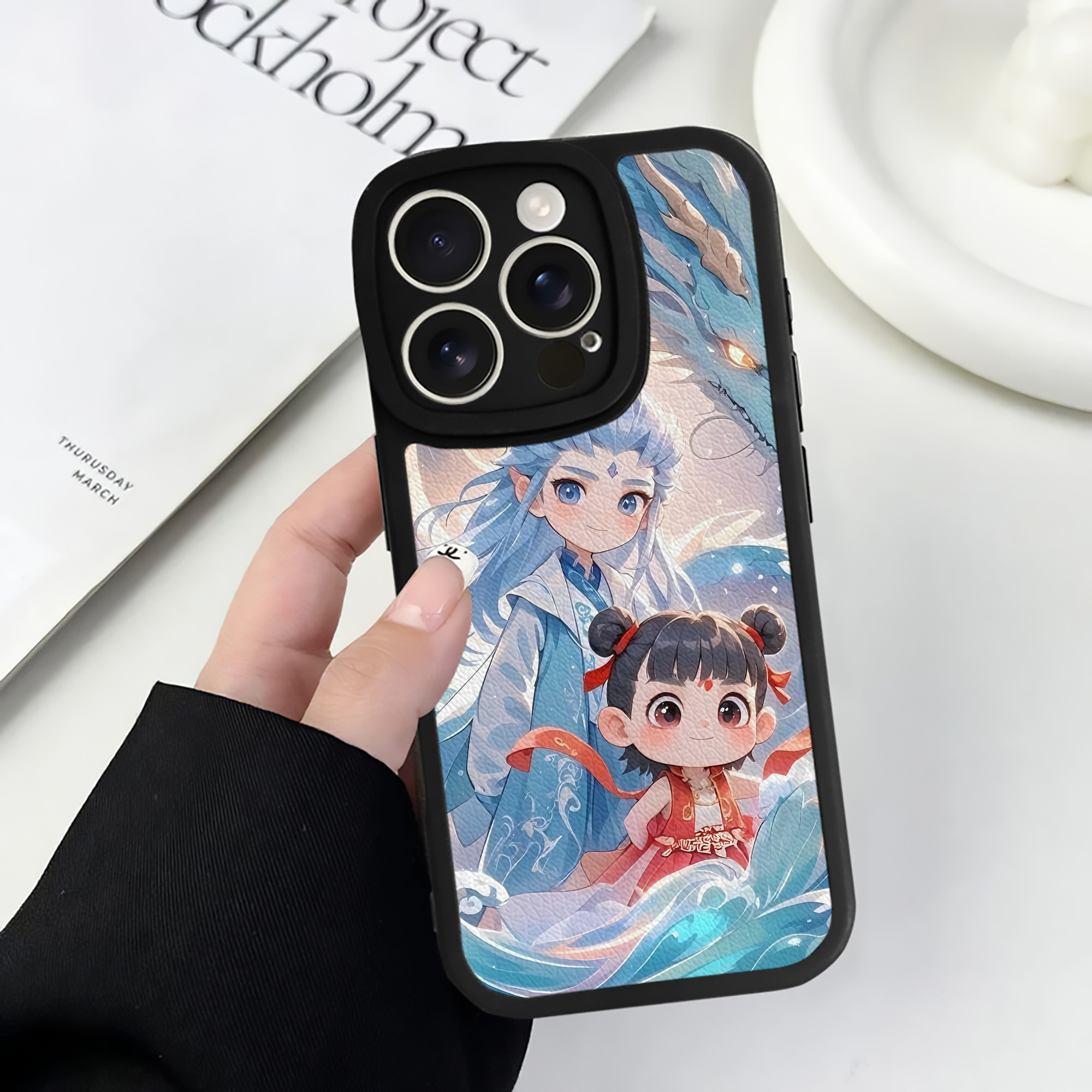 （画像用） Ne Zha 2 ナタ 魔童の大暴れ 【iPhone 16シリーズ対応】シリコンスマホケース（レザー調） 材質：シリコン